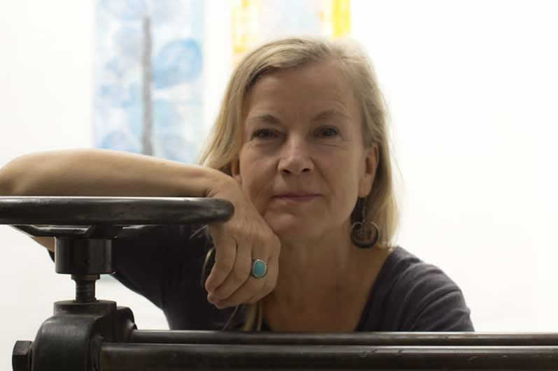 Portrait Jutta Vollmer an der Tiefdruckpresse